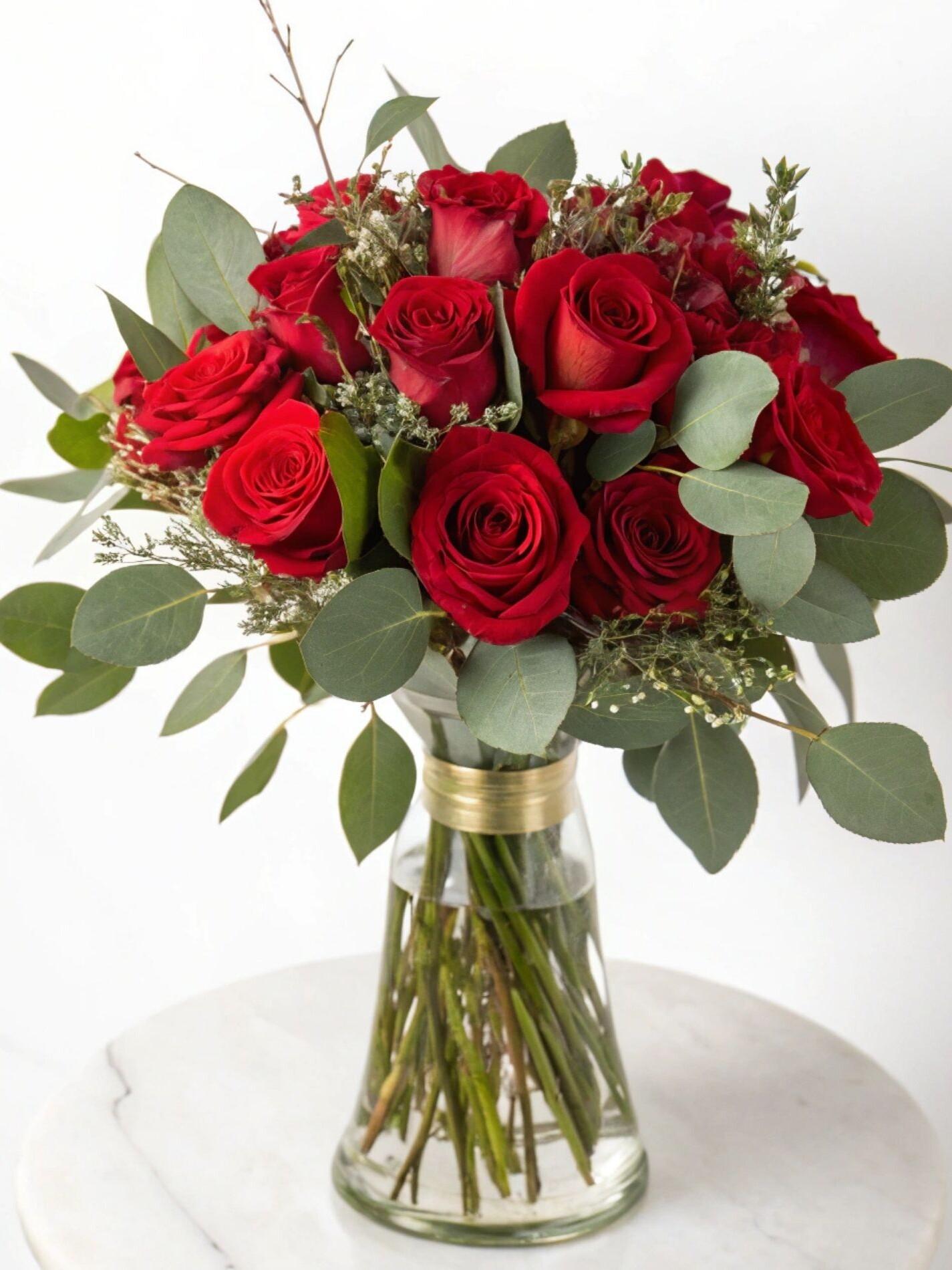 Ramo de rosas con eucalipto en jarrón