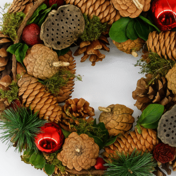Corona de Navidad con piñas, Lotus y ornamentos variados